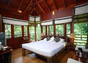 Postel nebo postele na pokoji v ubytování Carmelia Haven Resort Thekkady