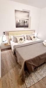 Un dormitorio con una cama grande en una habitación. en ALMAR We Go Puerto Santiago! Habitaciones Privadas en piso compartido- Private Rooms in modern shared Apartment, en Puerto de Santiago