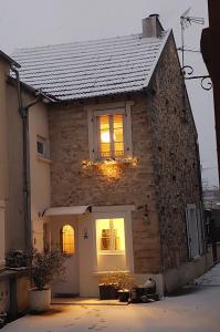 a house with a window with lights in it at Près du Vicomte in Maincy