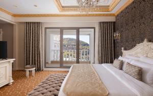 Postel nebo postele na pokoji v ubytování Shamakhi Palace Sharadil
