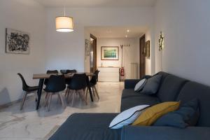 un soggiorno con un divano blu e un tavolo di Casa Eva - Roma a Roma