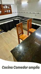 2 sillas y un mostrador en la cocina en La quinta de Gaby, en La Plata