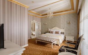 Postel nebo postele na pokoji v ubytování Shamakhi Palace Sharadil