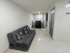 a living room with a couch and a table at Apartamento Estadía Ideal in Duitama