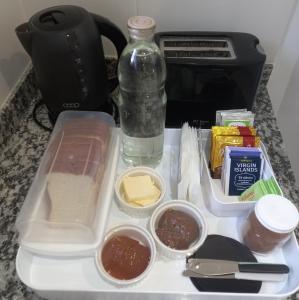 a tray with food and a bottle of water and sauces at Departamentos Capernaum in Santa Rosa