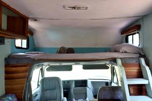 een busje met een bed en stoelen erin bij PachaMama Bio in Tamarindo