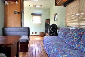 een woonkamer met een bank en een tafel bij PachaMama Bio in Tamarindo