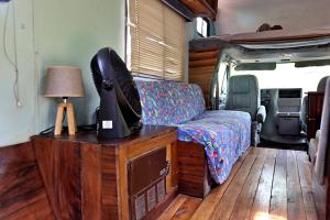 een woonkamer in een camper met een telefoon op een tafel bij PachaMama Bio in Tamarindo +36 foto's
