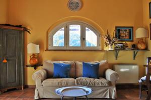 A seating area at Podere L'Olmaia