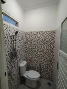 BAROKAH Cordoba Homestay 1 Rumah dgn 3 Kamar في Tlekung: حمام مع مرحاض ودش