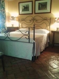 A bed or beds in a room at Podere L'Olmaia