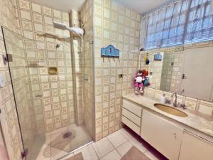 a bathroom with a shower and a sink at Pousada Family Consulado Americano in São Paulo