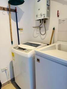 a kitchen with a washing machine and a sink at Grandioso apartaestudio muy cerca a Provenza 201 in Medellín