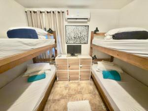 a room with two bunk beds and a desk at Pousada Family Consulado Americano in São Paulo
