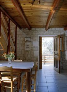 Dining area sa farm stay