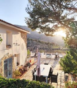 un patio con tavolo e sedie e un edificio di Casa Pura Vida a Relleu
