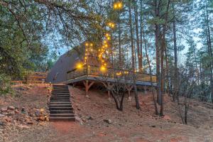 una casa en el árbol en medio de un bosque en Modern Luxurious A-Frame - Playground, en Pine