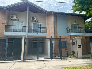 a building with a fence in front of it at Amplio Departamento Céntrico in Formosa