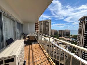 Rõdu või terrass majutusasutuses Ilikai Apt 1822-2BR2BA Modern Unit with Ocean &Harbor Views No resort fees