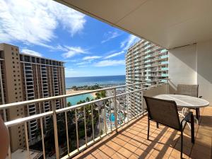 Rõdu või terrass majutusasutuses Ilikai Apt 1822-2BR2BA Modern Unit with Ocean &Harbor Views No resort fees