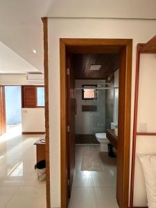 a bathroom with a toilet and a sink at Suite novinha para locação em Ilhabela in Ilhabela +1 photo