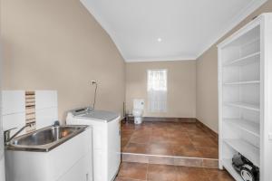 ein Badezimmer mit Waschbecken und Toilette in der Unterkunft Quaint 2 bedroom fully furnished Cottage in Warwick