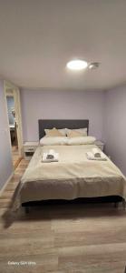 Postel nebo postele na pokoji v ubytování City Serenity Suite