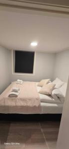Postel nebo postele na pokoji v ubytování City Serenity Suite