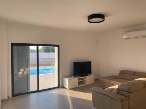 Televisyen dan/atau pusat hiburan di Villa Thekla -Luxury Villa Ayia Napa Region Cyprus