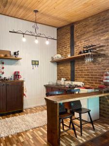 une cuisine avec une grande table et des chaises en bois dans l'établissement Chalé Rustic House, à Campos do Jordão