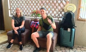 un uomo e una donna seduti su un divano di Hotel Rosalila a Rovine di Copán