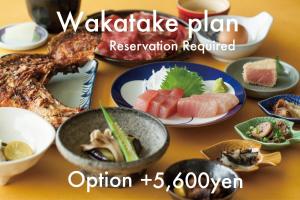 胜浦市若竹日式旅馆的桌子上摆满了食物