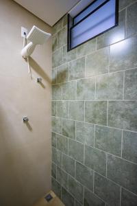a bathroom with a shower with a window at Loft das Águas, Vista para as Montanhas, 3 in Águas de Lindóia +37 photos