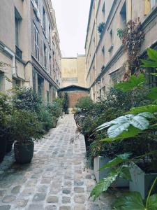 an empty alley with plants in a building at Charenton1 Studio Gare de Lyon in Paris
