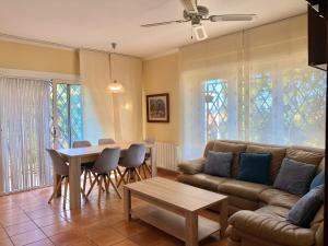 Posezení v ubytování House in Roses with Waterfront Views