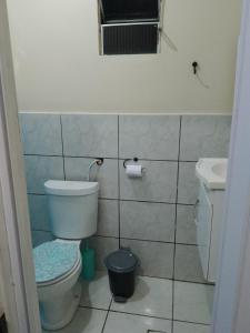 a bathroom with a toilet and a sink at Casa Familiar no Centro de Angra in Angra dos Reis +5 photos