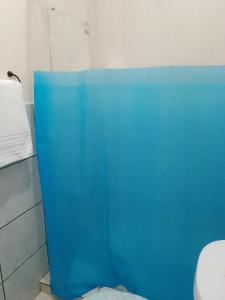 a blue container is sitting in a bathroom at Casa Familiar no Centro de Angra in Angra dos Reis