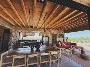 a living room with a wooden ceiling and a table at Finca Boutique Un Buen Año in Tres Esquinas