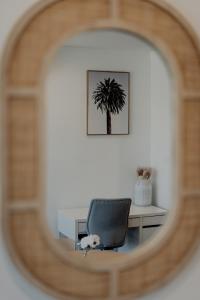 un bureau avec une chaise et un bureau avec un palmier dans l'établissement Cosy 1-Bed with Pool, Gym and Secure Parking, à Phillip