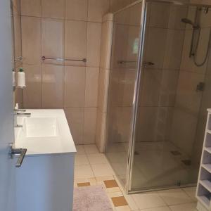 Bilik mandi di 2 bdrm spacious Villa with pool