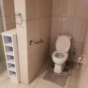 Bilik mandi di 2 bdrm spacious Villa with pool +11 gambar