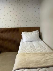 ein Bett in einem Schlafzimmer mit einer Wand voller Schmetterlinge in der Unterkunft Village Itacimirim Boulevard - Pé na areia in Itacimirim + 16 Fotos