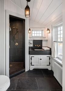 une salle de bain avec une douche à l'italienne et un lavabo dans l'établissement White Cottage, à Chester 26 autres photos