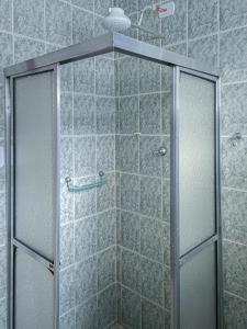 a shower with a glass door in a bathroom at Casa Térrea Pet Friendly 8 Pessoas Ubatuba in Ubatuba +29 photos