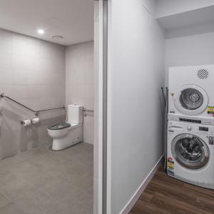 ein Badezimmer mit Toilette und Waschmaschine in der Unterkunft U City in Adelaide