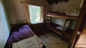 Ένα ή περισσότερα κρεβάτια σε δωμάτιο στο Cabañas Lomas Del bosque