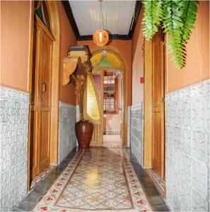 un couloir d'une maison avec un vase au sol dans l'établissement Casa emblemática Buenavista del Norte, à Buenavista del Norte