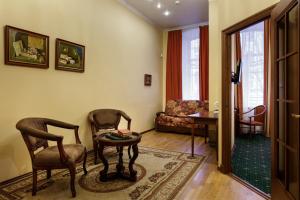 Posezení v ubytování Shelfort Hotel
