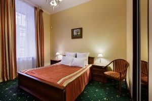 Postel nebo postele na pokoji v ubytování Shelfort Hotel