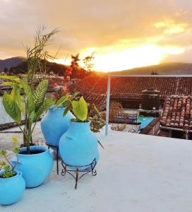 O vedere generală la munți sau o vedere la munte luată de la această casă de vacanță